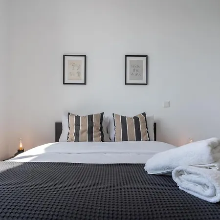 Taupe's 2-br & Balcony In Larnaca * Livadhia