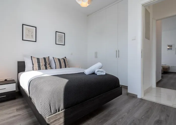 Taupe's 2-br & Balcony In Larnaca Апартаменты Livadhia