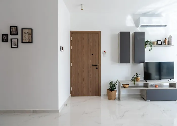 Taupe's 2-br & Balcony In Larnaca Livadhia