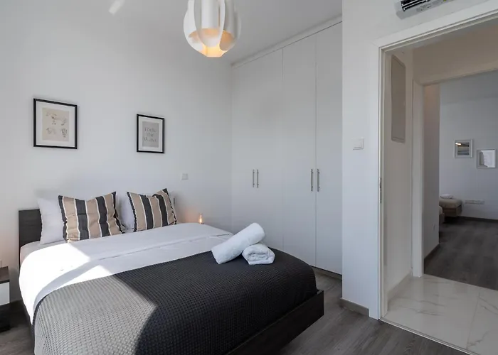 Taupe's 2-br & Balcony In Larnaca Апартаменты *