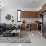 Apartment Taupe's 2-br & Balcony In Larnaca *