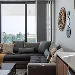 Taupe's 2-br & Balcony In Larnaca Apartment Livadhia
