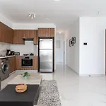 Taupe's 2-br & Balcony In Larnaca
