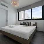 Taupe's 2-br & Balcony In Larnaca