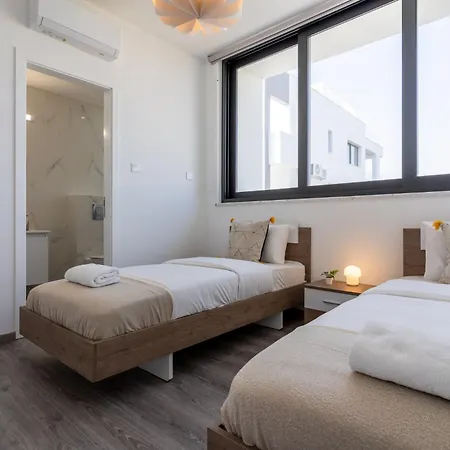 Taupe's 2-br & Balcony In Larnaca Apartment Livadhia