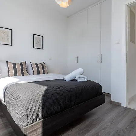 Taupe's 2-br & Balcony In Larnaca Apartmán Livadhia