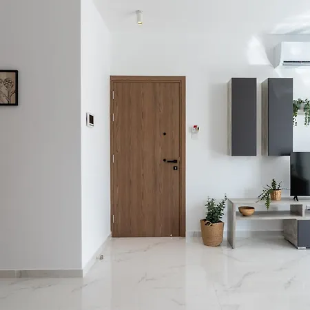 Taupe's 2-br & Balcony In Larnaca Livadhia