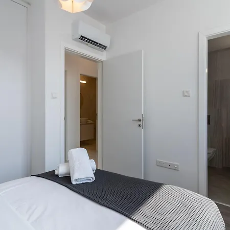 Taupe's 2-br & Balcony In Larnaca Apartmán Livadhia