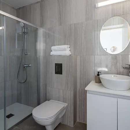 Taupe's 2-br & Balcony In Larnaca Appartement
