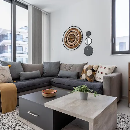 Taupe's 2-br & Balcony In Larnaca