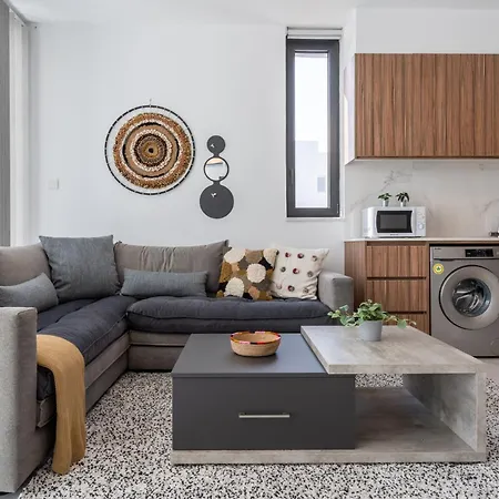 Taupe's 2-br & Balcony In Larnaca * Livadhia