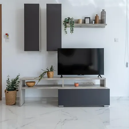 Appartement Taupe's 2-br & Balcony In Larnaca