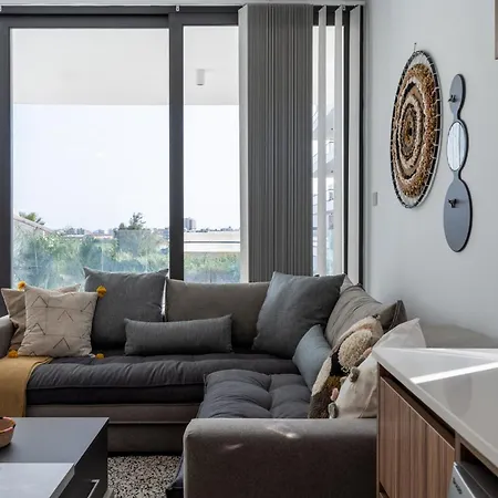 Taupe's 2-br & Balcony In Larnaca Appartement Livadhia