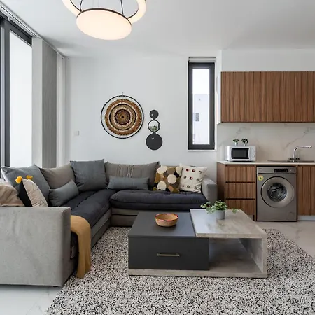 Taupe's 2-br & Balcony In Larnaca