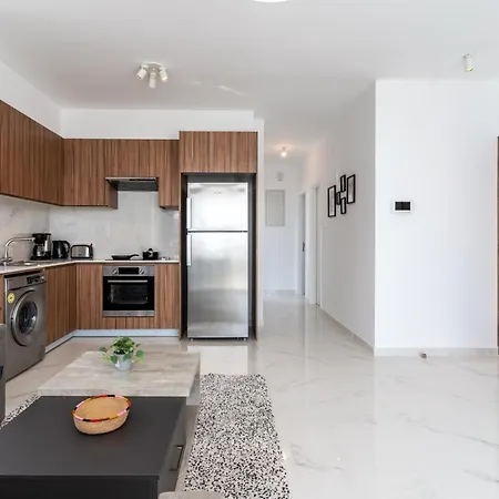 Taupe's 2-br & Balcony In Larnaca