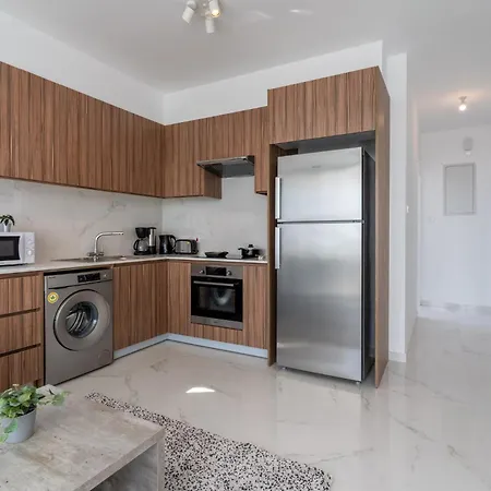 Taupe's 2-br & Balcony In Larnaca Livadhia