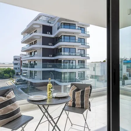 Taupe's 2-br & Balcony In Larnaca *