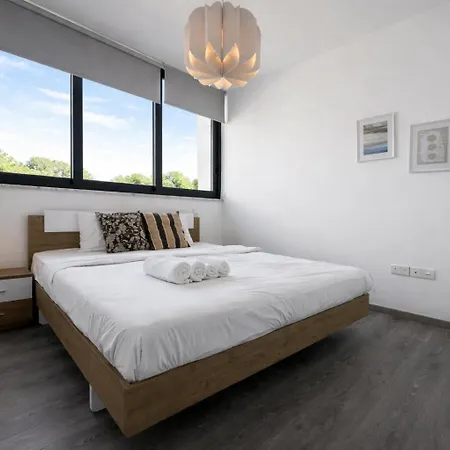 Taupe's 2-br & Balcony In Larnaca *