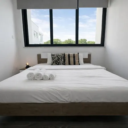 Appartement Taupe's 2-br & Balcony In Larnaca