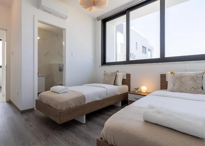 Taupe's 2-br & Balcony In Larnaca Apartment Livadhia