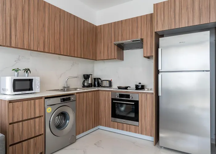 Apartment Taupe's 2-br & Balcony In Larnaca Livadhia