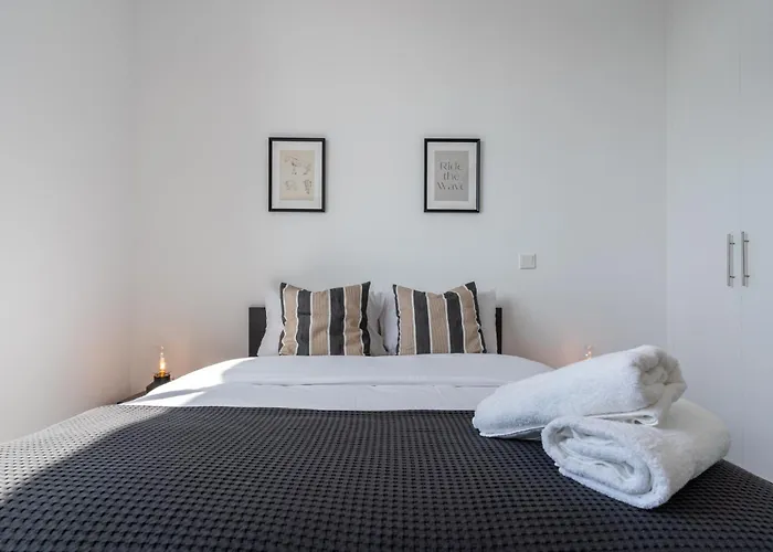 Taupe's 2-br & Balcony In Larnaca * Livadhia