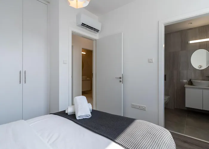 Taupe's 2-br & Balcony In Larnaca Apartment Livadhia