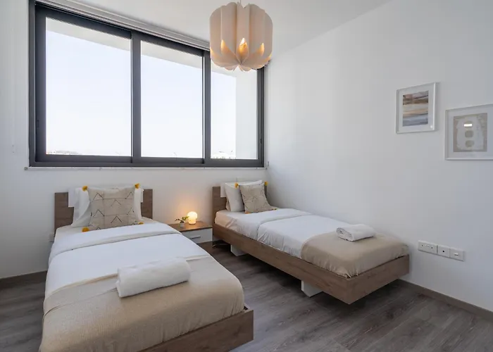 Taupe's 2-br & Balcony In Larnaca Livadhia