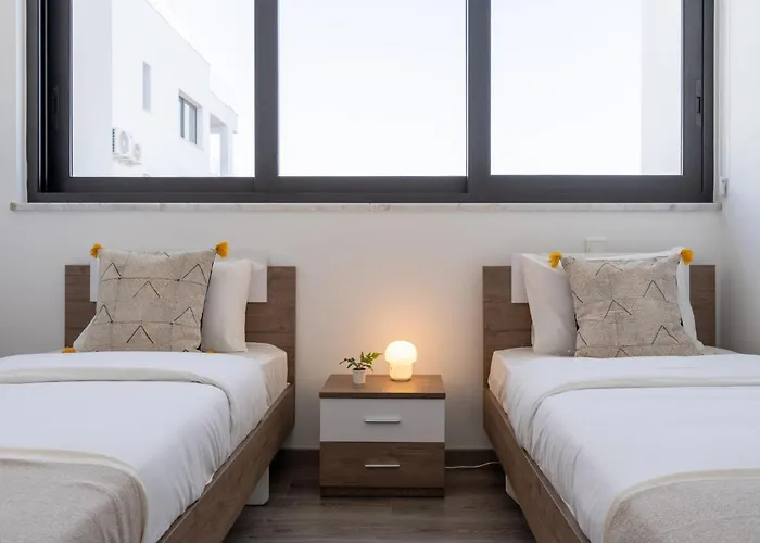 Taupe's 2-br & Balcony In Larnaca Livadhia