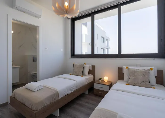 Taupe's 2-br & Balcony In Larnaca Apartmán