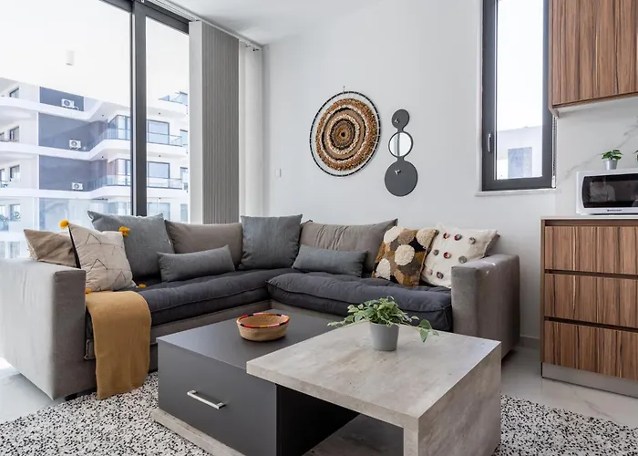 Taupe's 2-br & Balcony In Larnaca