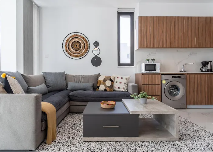 Taupe's 2-br & Balcony In Larnaca * Livadhia