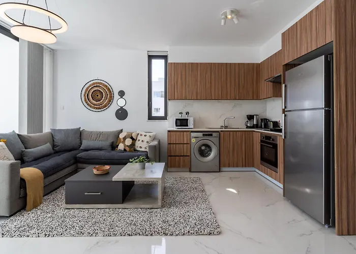 Apartment Taupe's 2-br & Balcony In Larnaca *