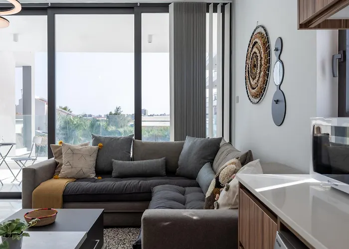 Taupe's 2-br & Balcony In Larnaca Apartment Livadhia