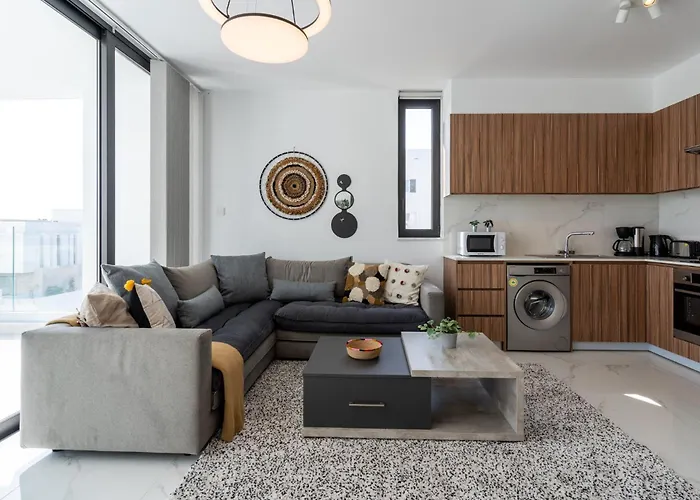 Taupe's 2-br & Balcony In Larnaca