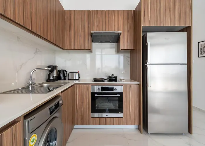 Taupe's 2-br & Balcony In Larnaca Apartment *