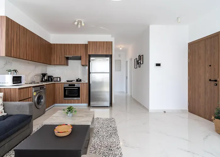 Taupe's 2-br & Balcony In Larnaca