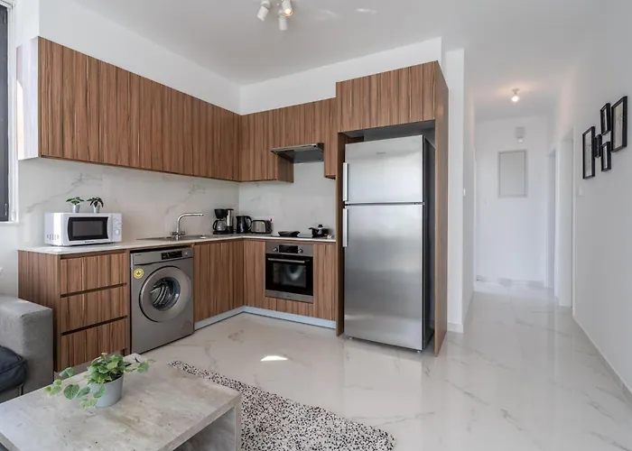 Taupe's 2-br & Balcony In Larnaca Livadhia