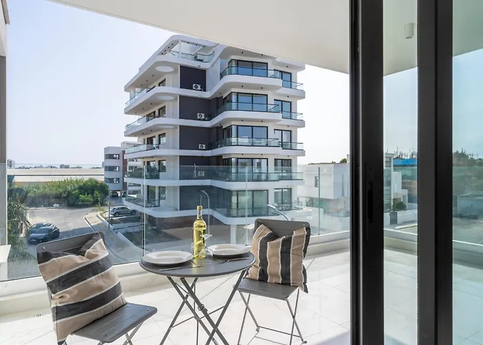 Taupe's 2-br & Balcony In Larnaca *