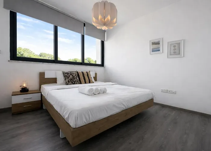 Taupe's 2-br & Balcony In Larnaca *